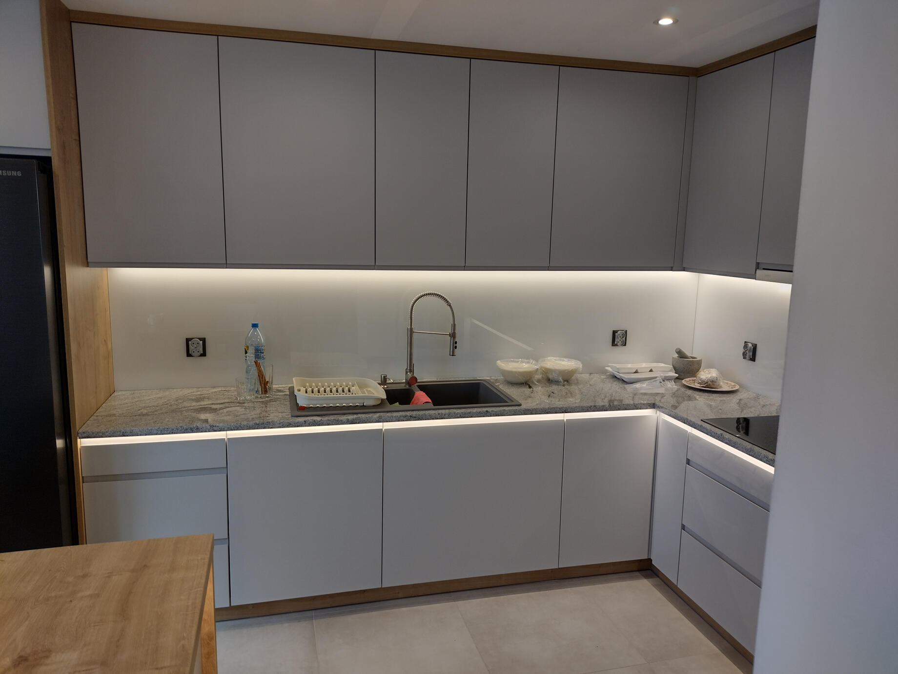 Ta kuchnia to wyrafinowane miejsce, które łączy nowoczesność z praktycznymi rozwiązaniami, tworząc idealną przestrzeń dla pasjonatów gotowania.