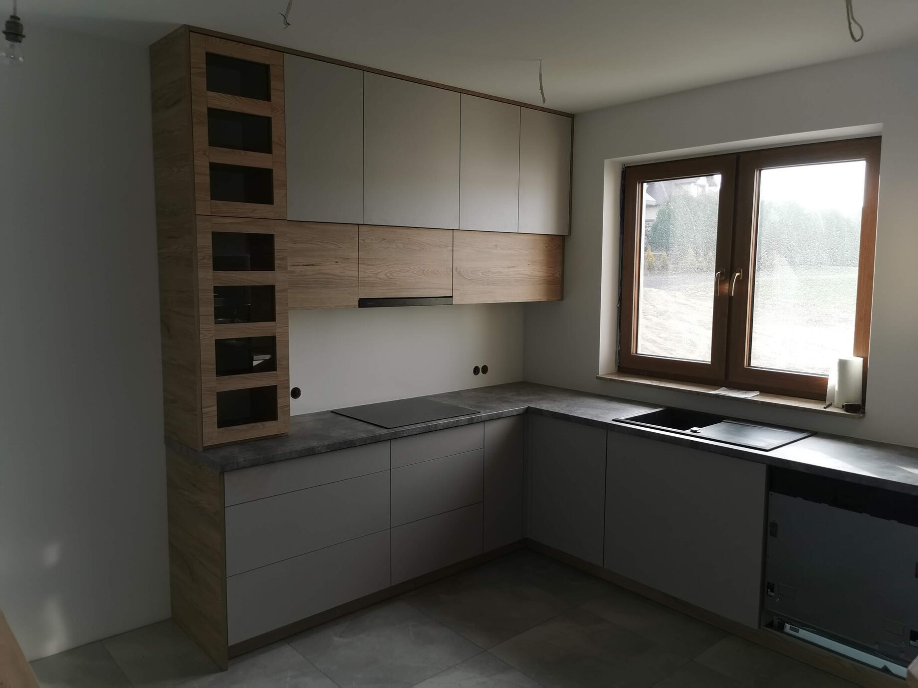 Elegancka i minimalistyczna kuchnia, która doskonale łączy w sobie nowoczesny design i funkcjonalność.