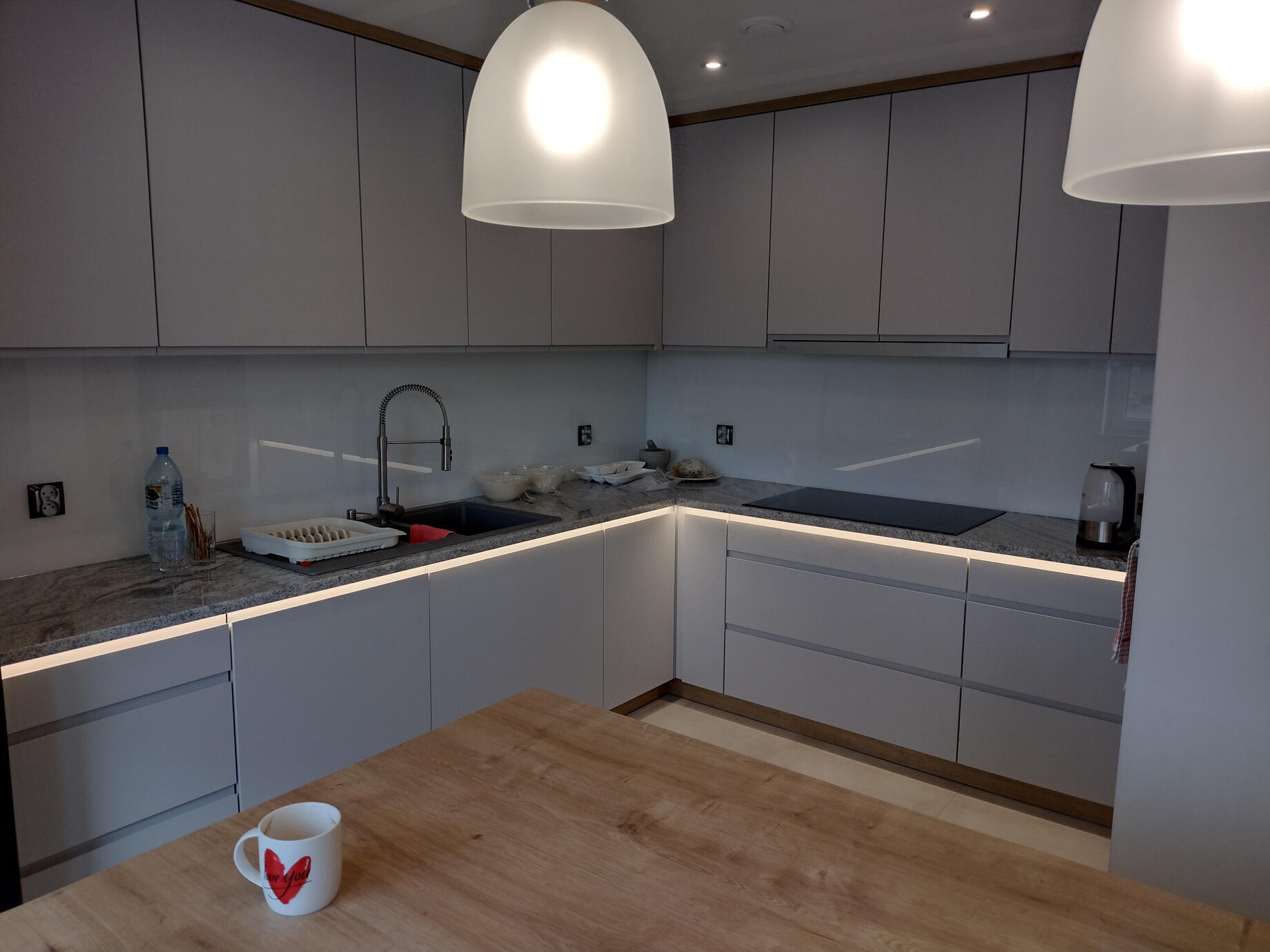 Prezentujemy kuchnię, która jest synonimem współczesnej elegancji i minimalizmu.