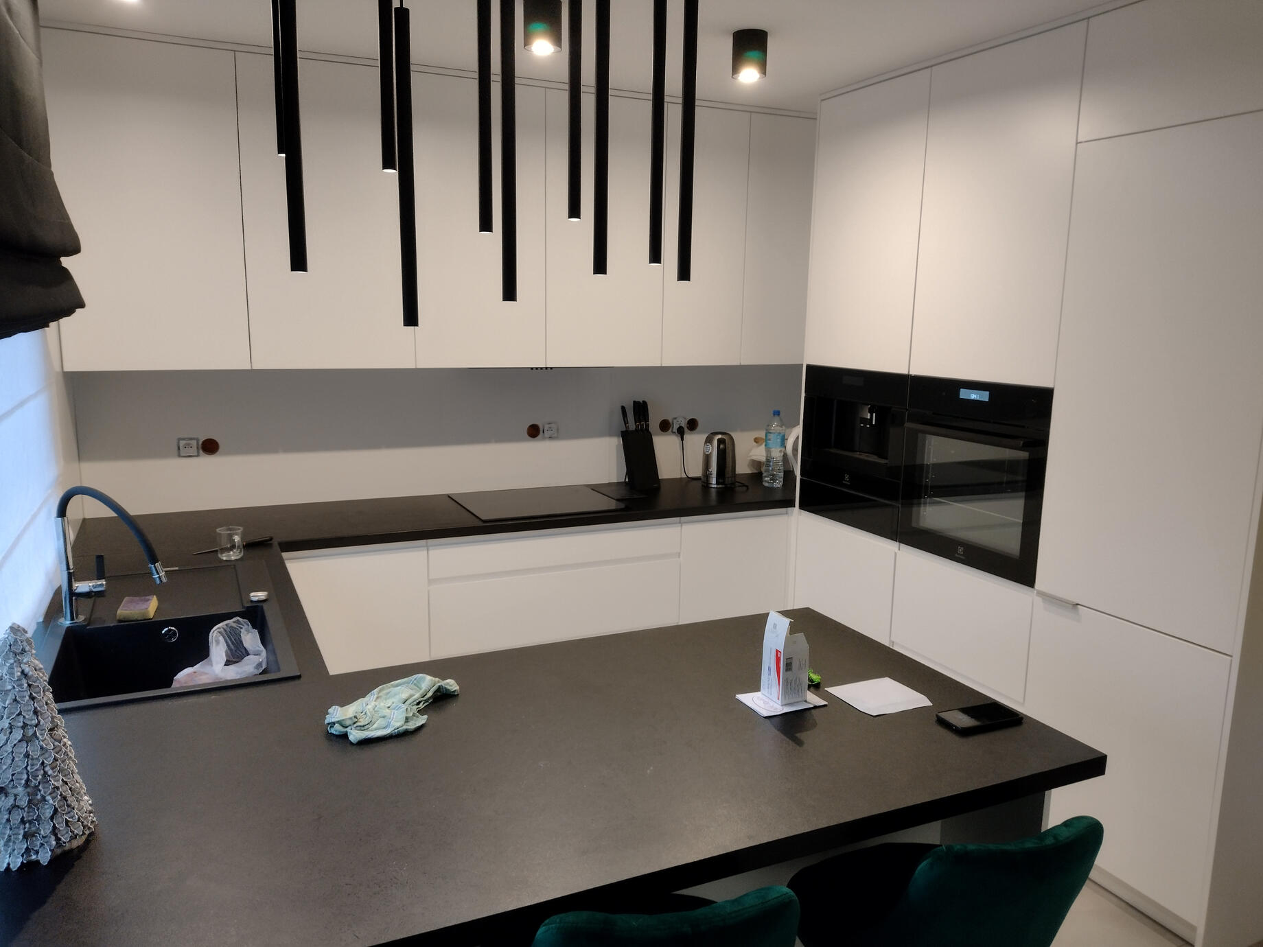 Jasne ściany i inteligentne rozmieszczenie punktów świetlnych sprawiają, że przestrzeń jest jasna i przyjazna, idealna do codziennego użytkowania i rozrywki.