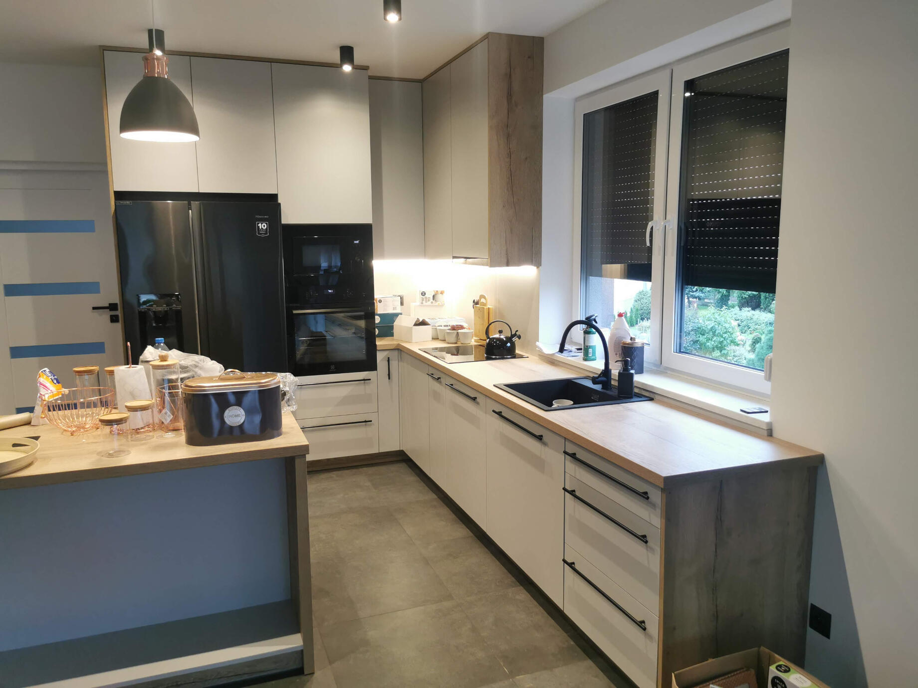 Wysokiej jakości szafki w odcieniach bieli i brązu doskonale komponują się z nowoczesnymi sprzętami AGD