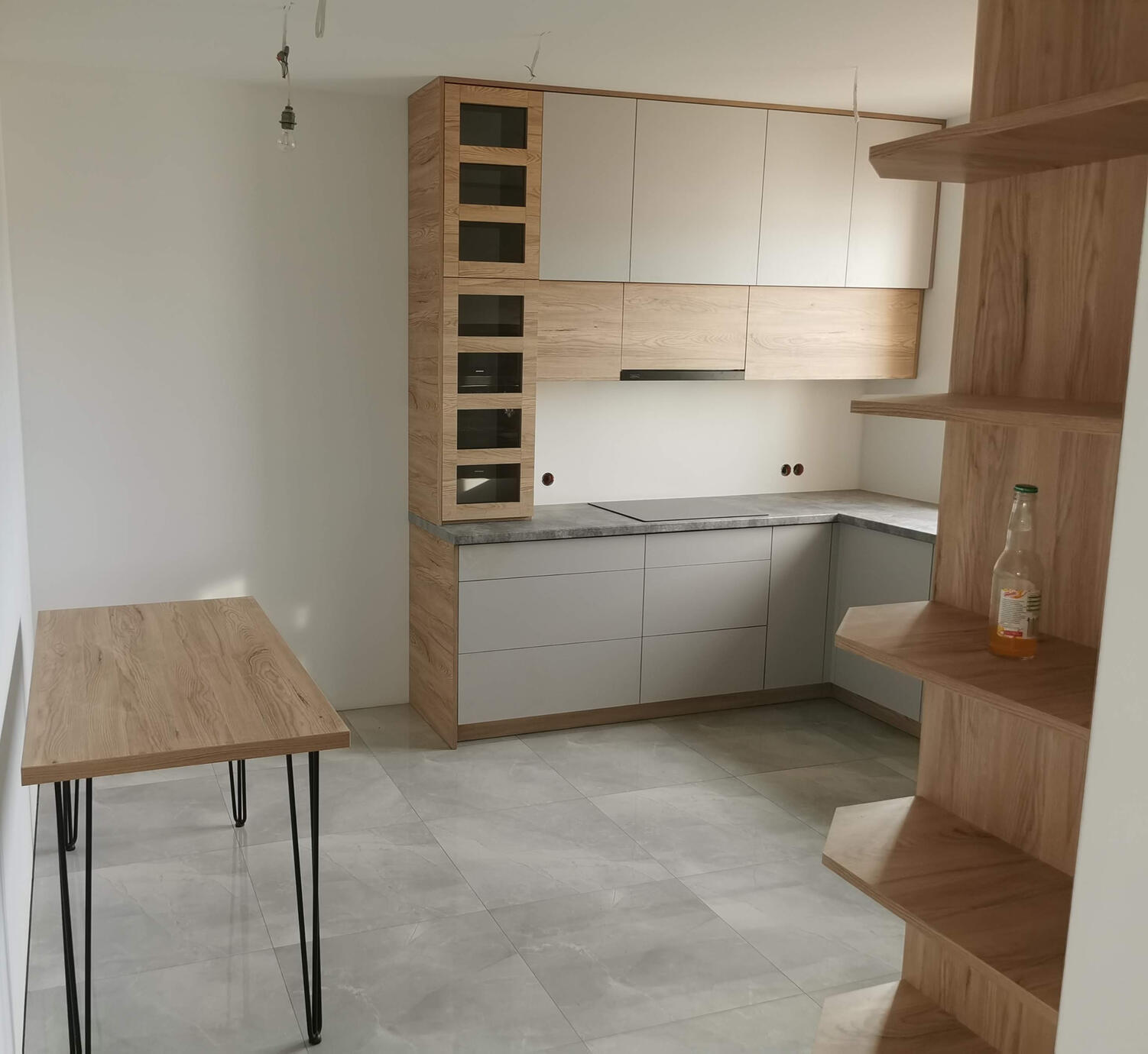 Stylowe i praktyczne rozwiązania takie jak półki ekspozycyjne dodają charakteru oraz oferują miejsce na ulubione przedmioty dekoracyjne czy książki kucharskie.